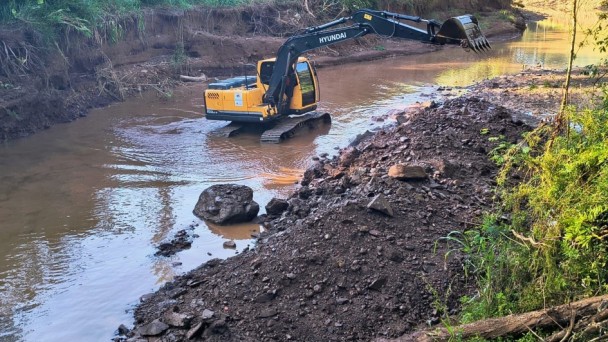 Desassorear RS programa do governo máquina trabalha desassoreamento arroio Maratá Vale do Caí foto prefeitura de maratá